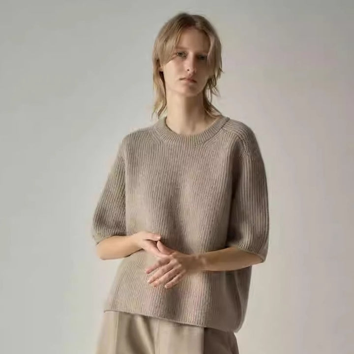 Pull en maille élégant pour femmes avec manches courtes et matériau doux Chic & Stil