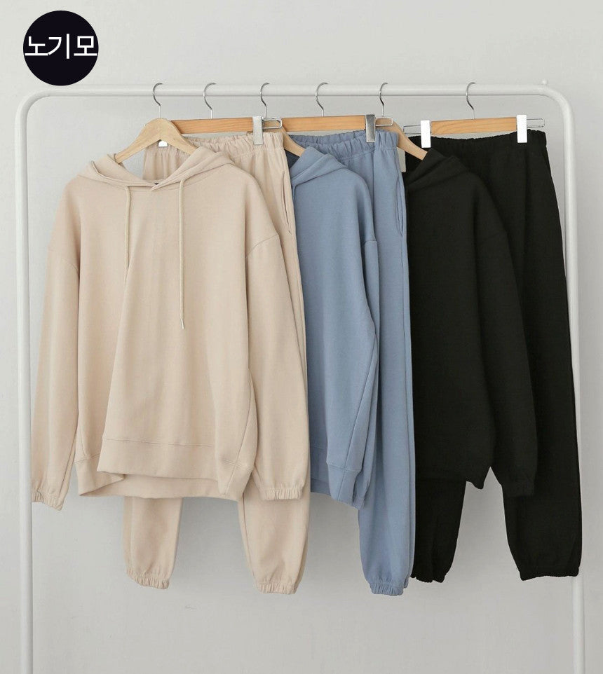 Women's casual hoodie and sweatpants set made of soft cotton material Chic & Stil