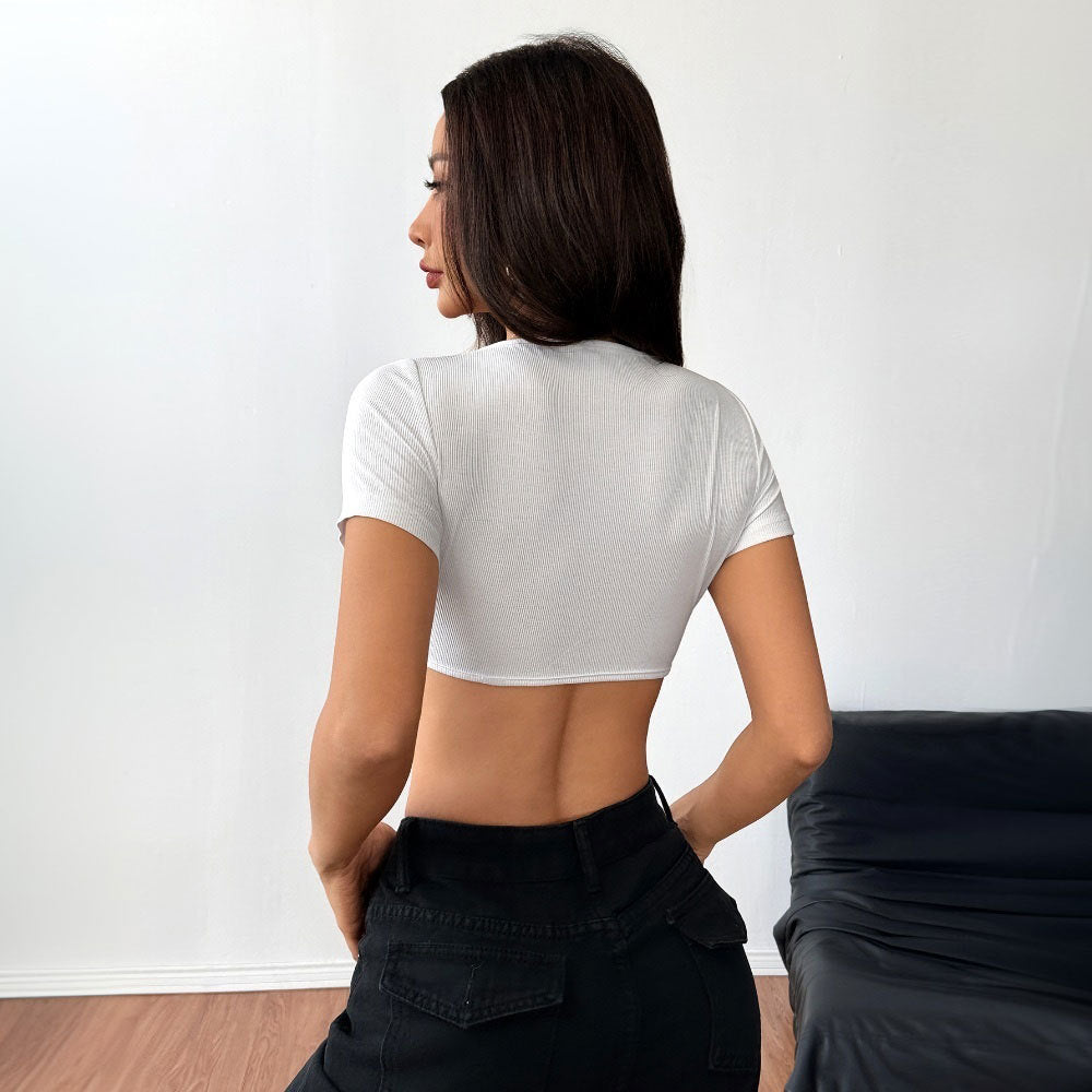 Chemise enveloppante raccourcie pour femmes avec décolleté en V profond et accents à la mode Chic & Stil