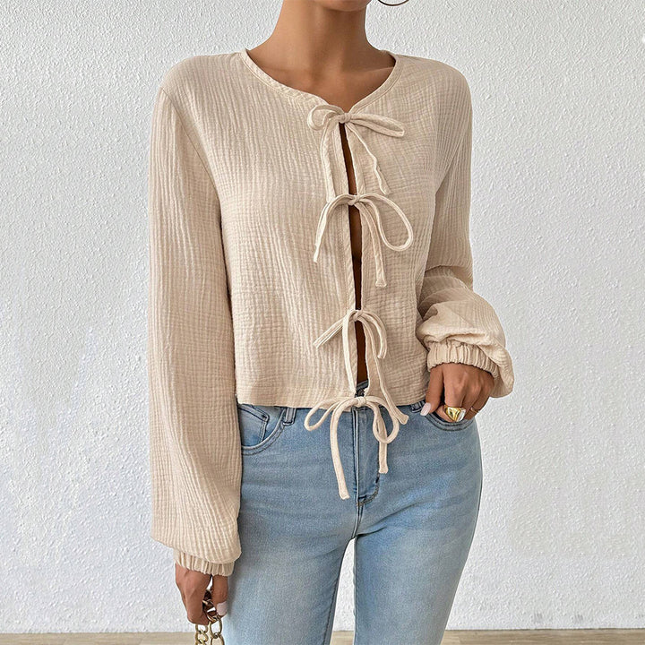 Blouse courte pour femmes avec des détails de lacets sophistiqués Chic & Stil