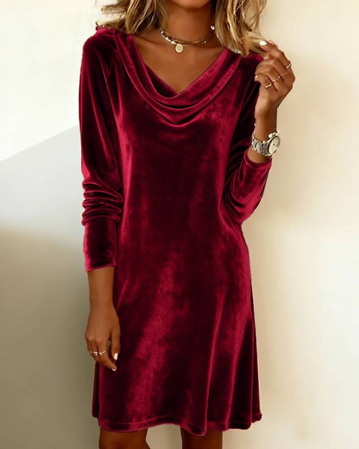 Robe à col drapé élégante et décontractée pour femmes en tissu velouté Chic & Stil