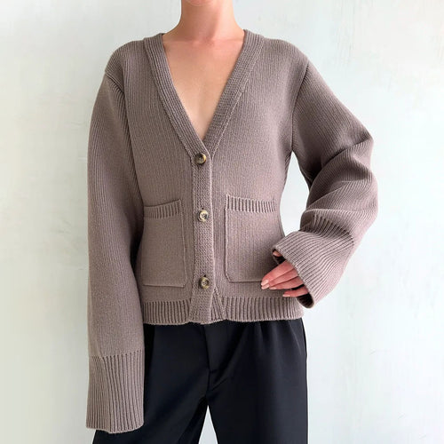 Cardigan pour femmes avec un col en V profond et de grandes poches Chic & Stil