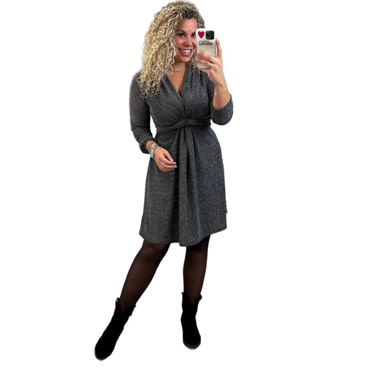 Robe portefeuille pour femmes avec des détails de volant élégants et une coupe ajustée Chic & Stil