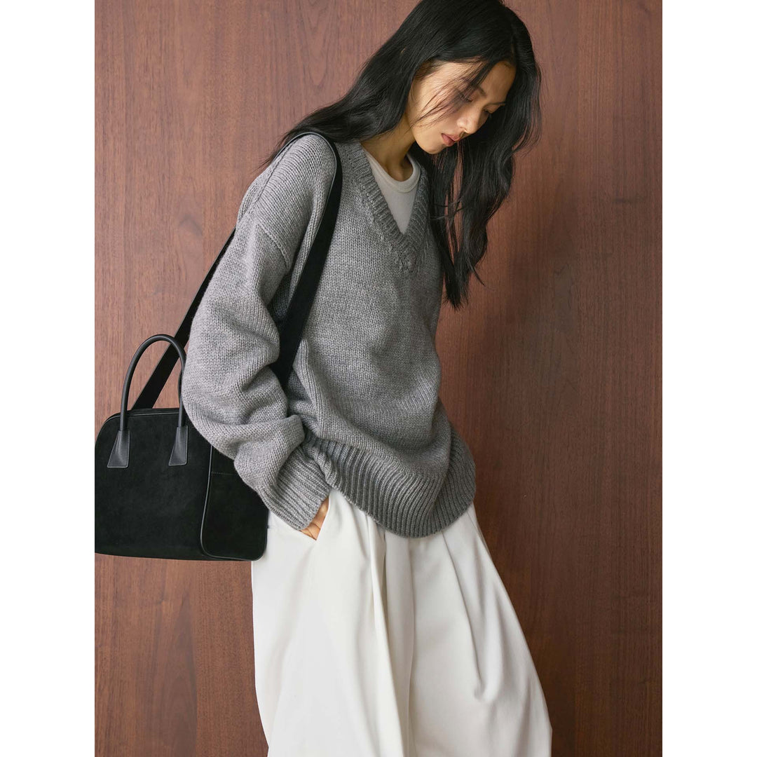 Women's Chunky Knit V-Neck Sweater with Oversized Cut and Wide Ribbed Hem