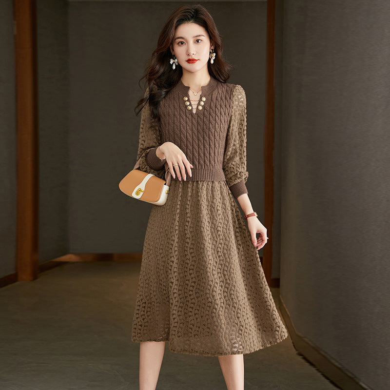 Robe tricotée pour femmes avec un haut texturé et une jupe A-line de longueur moyenne.