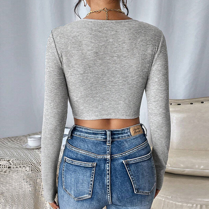 Haut court à manches longues pour femmes avec un élégant décolleté carré et une coupe ajustée Chic & Stil