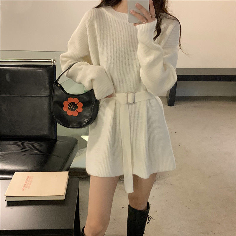 Robe tricotée pour femmes avec ceinture à la taille et fine structure en côtes Chic & Stil