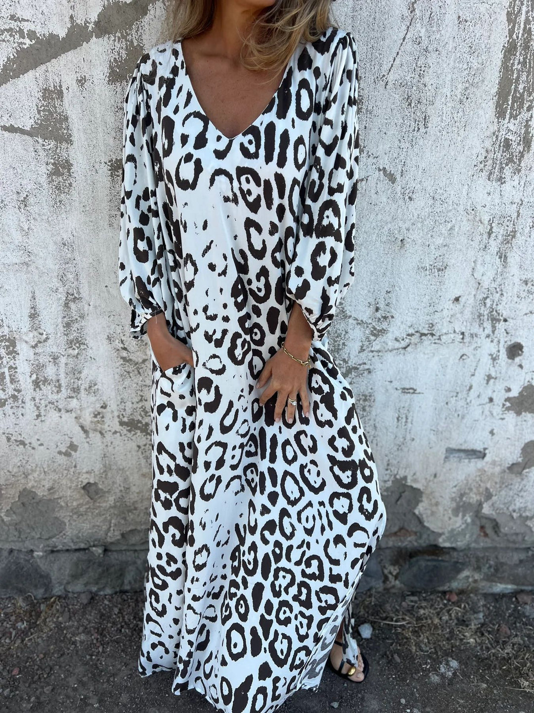 Maxi dress with V-neckline for women with side pockets and relaxed fit Lune London