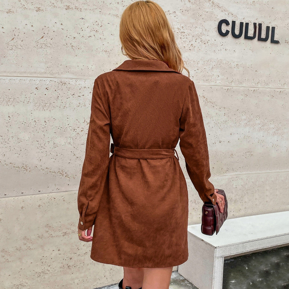 Robe pour femme au style utilitaire élégant avec détails de boutons et taille ceinturée Chic & Stil