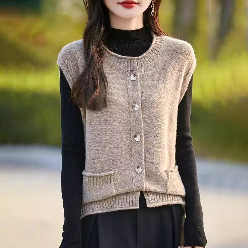 Gilet tricoté pour femmes avec poches et détail de bouton Chic & Stil