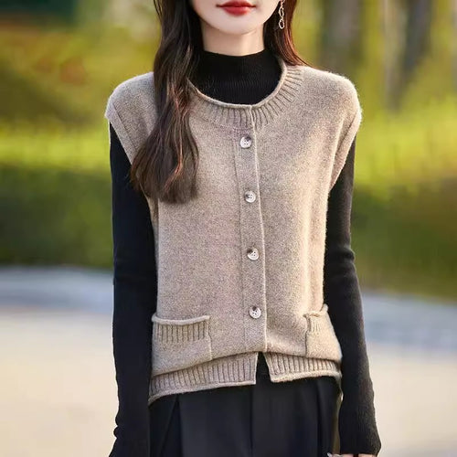 Gilet tricoté pour femmes avec poches et détail de bouton Chic & Stil