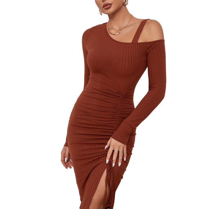 Robe ajustée en rib pour femme avec encolure asymétrique et fronces sophistiquées Chic & Stil
