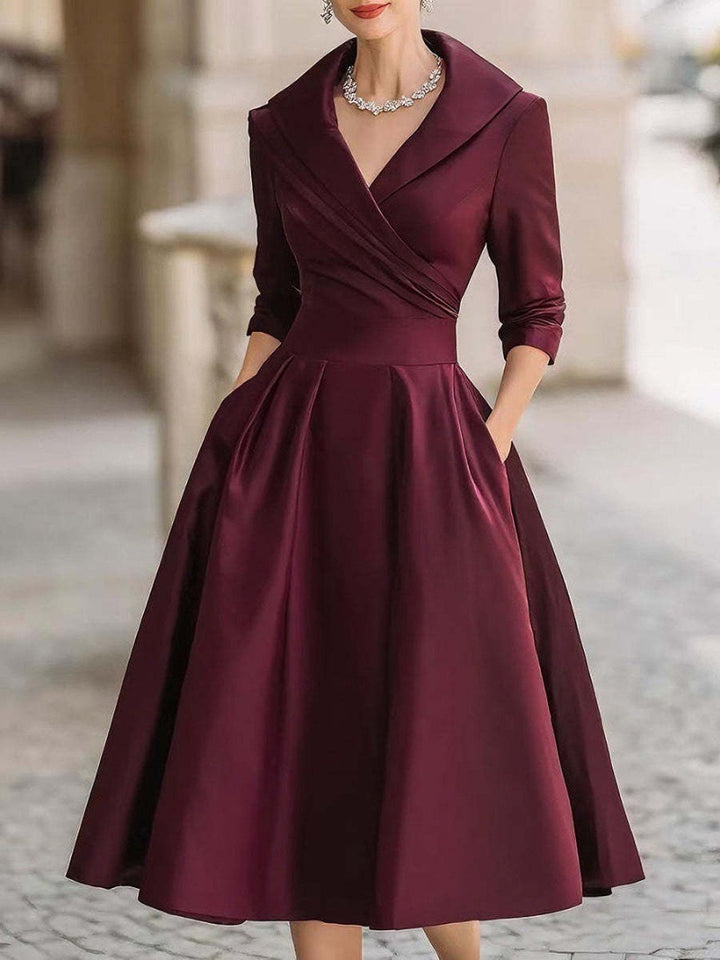 Robe portefeuille élégante pour femmes avec peplum et poches pratiques Chic & Stil
