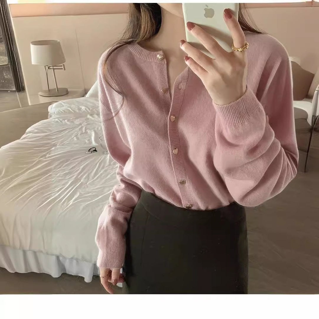 Cardigan féminin en tricot fin avec boutons décoratifs et coupe élégante Chic & Stil