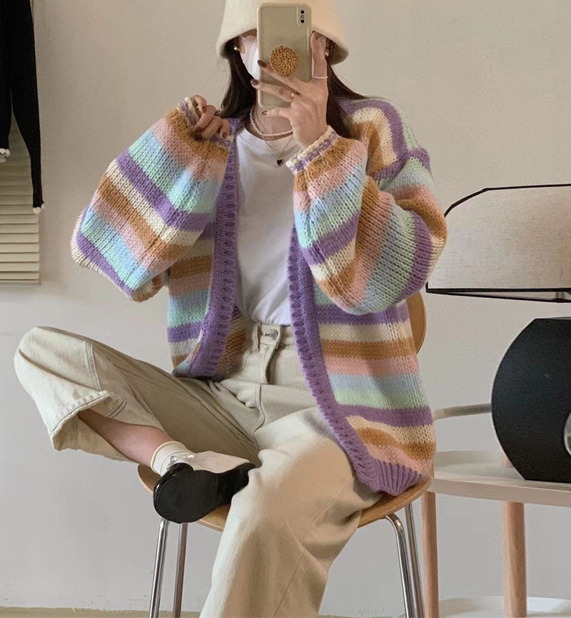 Cardigan en tricot épais pour femmes avec une coupe décontractée et un motif rayé coloré Chic & Stil
