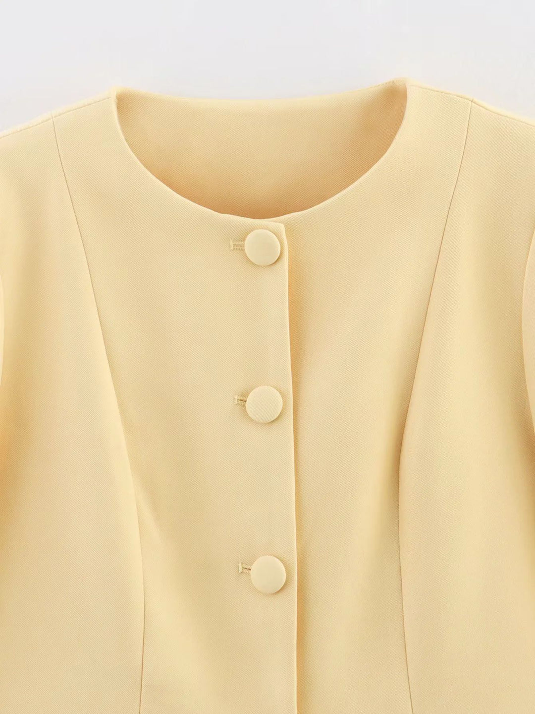 Veste élégante pour femmes avec une coupe à la mode et des détails de boutons décoratifs Lune London