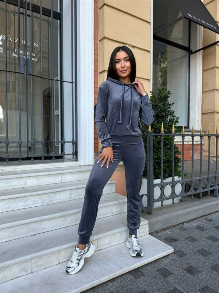 Thermal tracksuit set for women in luxurious velvet with high collar and practical pockets Lune London