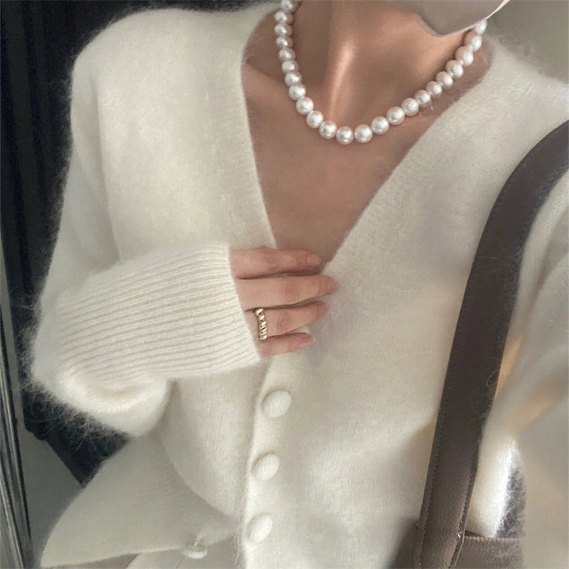 Cardigan en maille confortable pour femmes avec décolleté en V et détails de boutons Chic & Stil