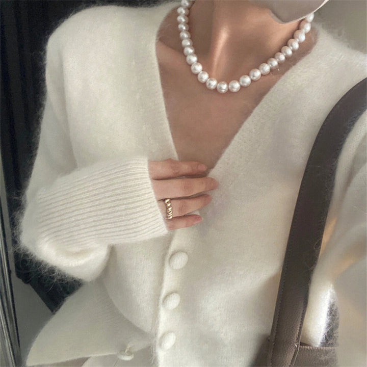 Cardigan en maille confortable pour femmes avec décolleté en V et détails de boutons Chic & Stil