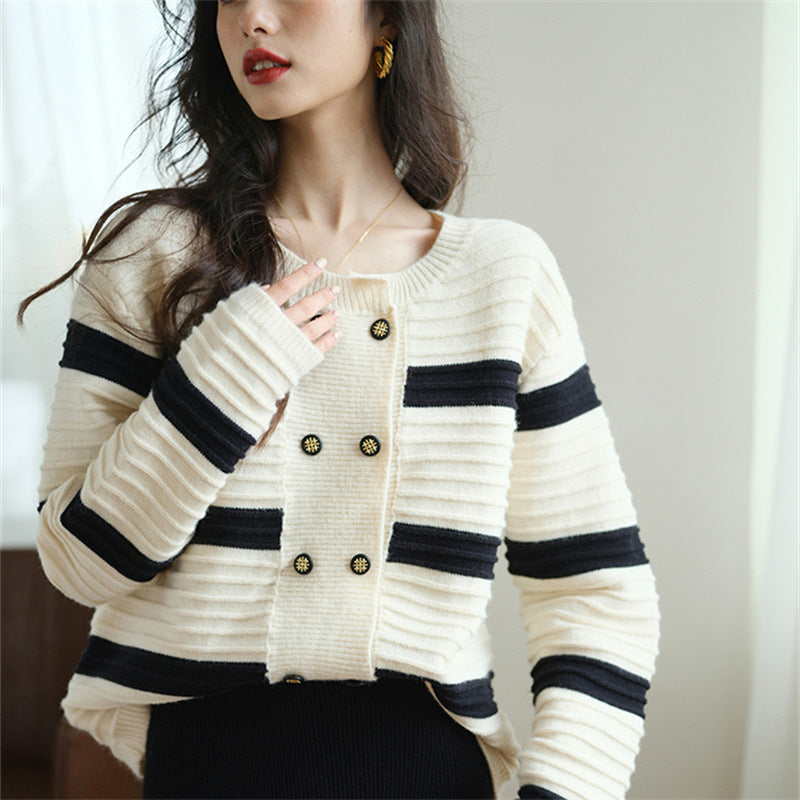 Cardigan tricoté élégant pour femmes avec motif rayé et boutons dorés Chic & Stil