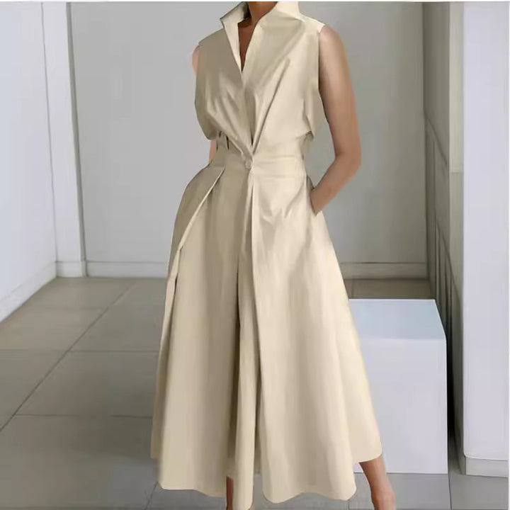 Robe midi élégamment ajustée pour femmes avec un profond décolleté en V et des poches pratiques Chic & Stil