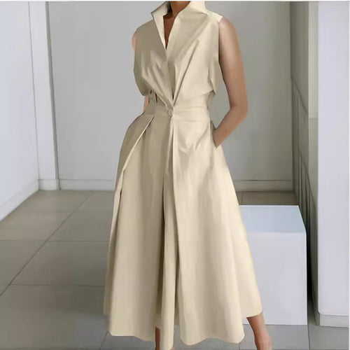 Robe midi élégamment ajustée pour femmes avec un profond décolleté en V et des poches pratiques Chic & Stil