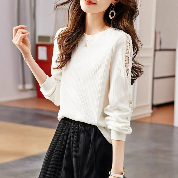 Pull en tricot élégant pour femme avec des détails en fine côtes et des inserts décoratifs Chic & Stil
