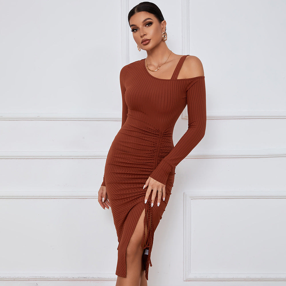 Robe ajustée en rib pour femme avec encolure asymétrique et fronces sophistiquées Chic & Stil