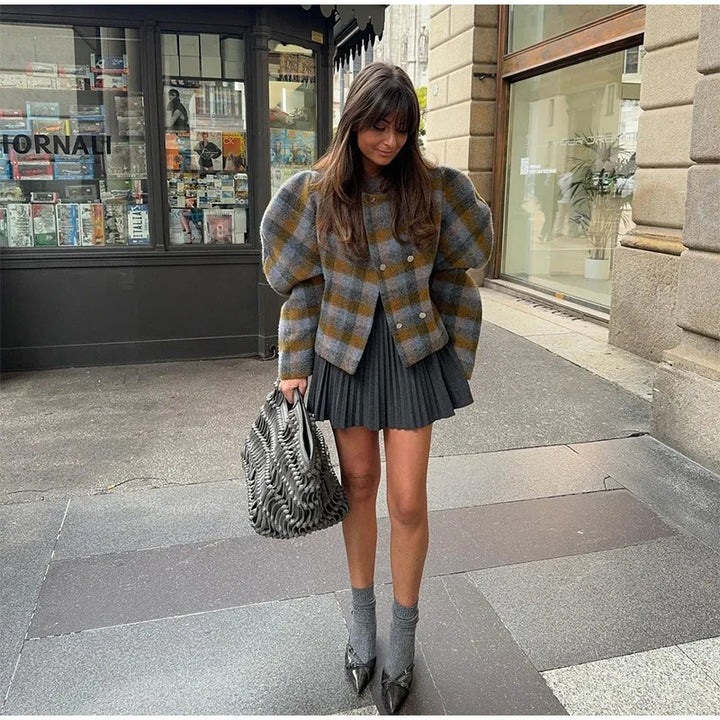 Short checkered jacket for women with voluminous sleeves Lune London
