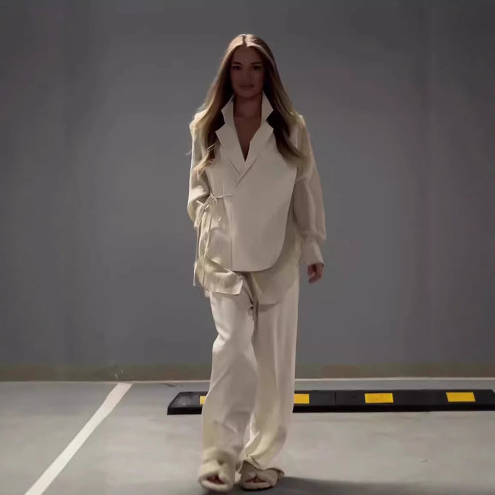 Ladies Elegant and modern outfit consisting of a fitted blazer and wide pants Lune London