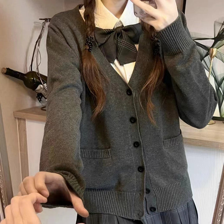 Women casual V-neck cardigan with practical pockets Lune London