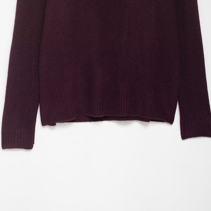 Women's sweater with V-neck and soft material Lune London