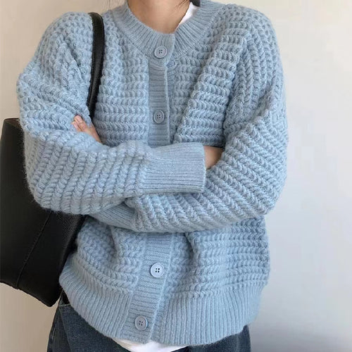 Cardigan confortable pour femmes avec un motif de câble complexe et de grands boutons Chic & Stil