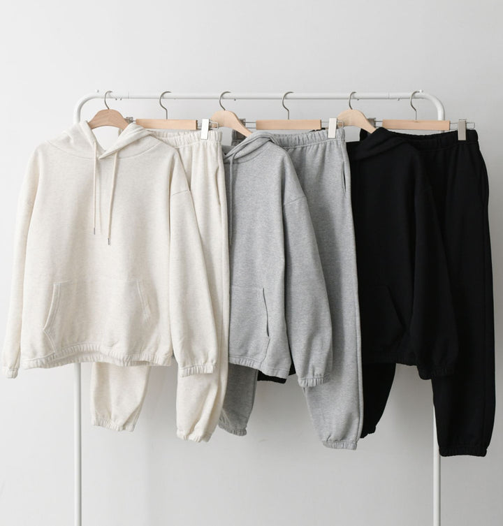 Women's Comfortable Hooded Sweatshirt with Pockets and Elastic Cuffs Chic & Stil