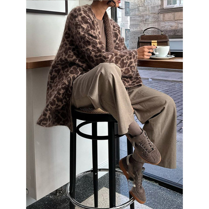 Ladies Comfortable Sweater and Knitwear with Chic Leopard Pattern and Style
