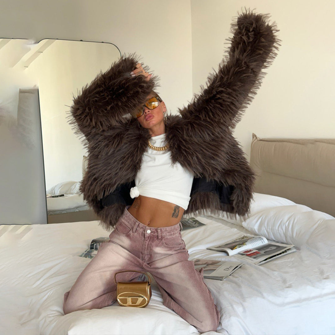Faux fur jacket for women with voluminous sleeves and a luxurious cut Lune London