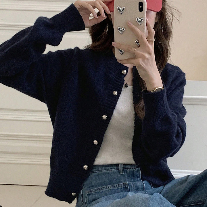 Cardigan confortable pour femmes avec des détails de boutons dorés et un élégant col en V Chic & Stil
