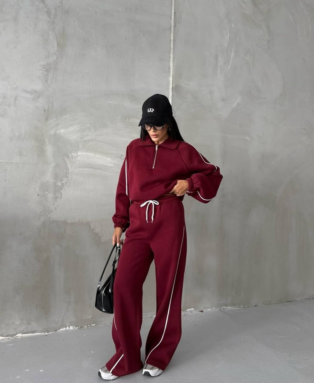 Women's sports set with high collar and loose fit Lune London