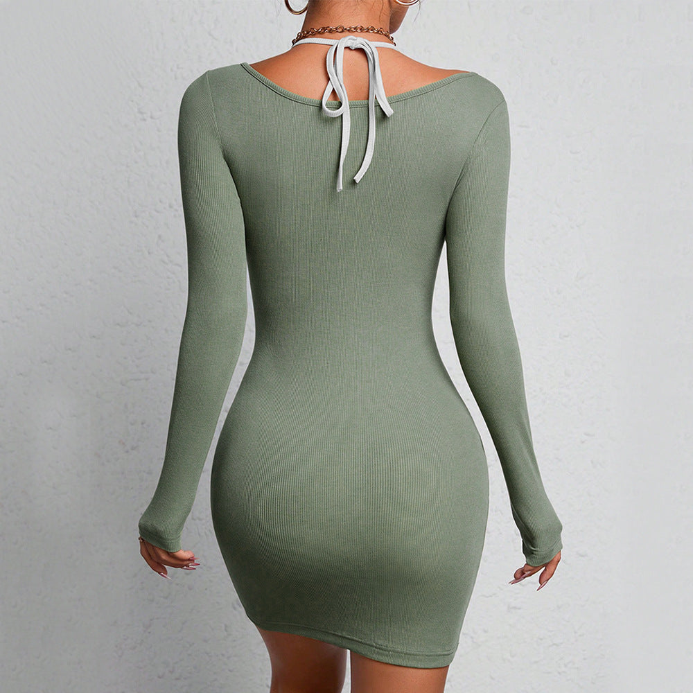 Robe longue ajustée pour femmes à manches longues avec décolleté raffiné et détails en côtes fines Chic & Stil