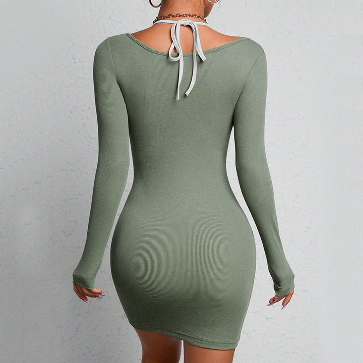 Robe longue ajustée pour femmes à manches longues avec décolleté raffiné et détails en côtes fines Chic & Stil