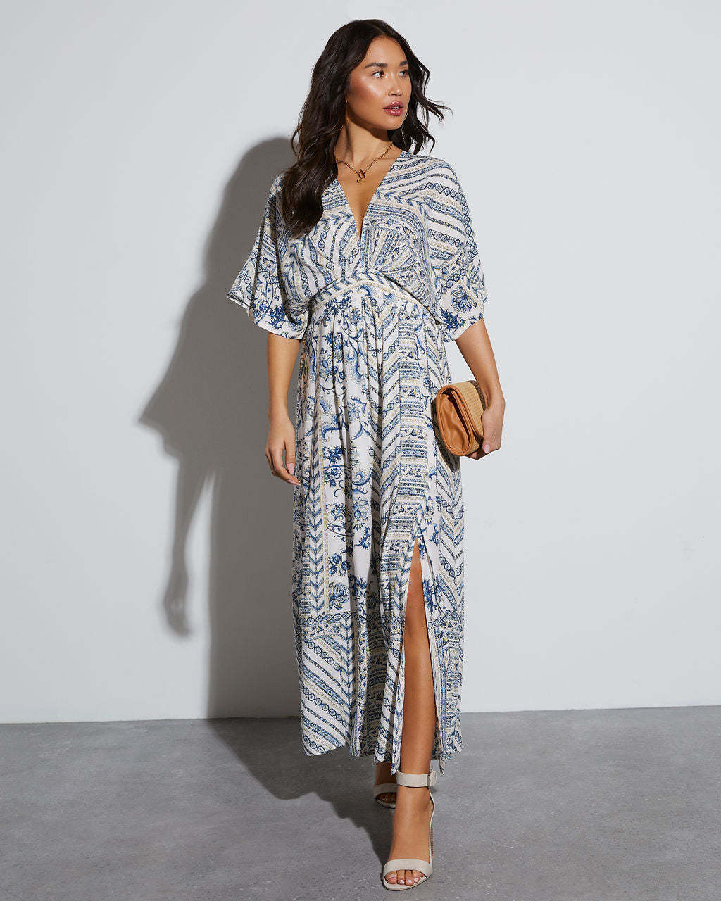 Maxi dress for women with an elegant V-neck, side slit, and floral pattern Chic & Stil