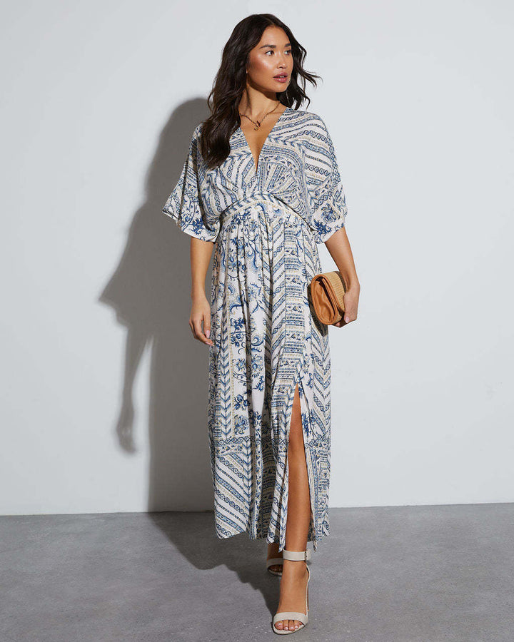 Maxi dress for women with an elegant V-neck, side slit, and floral pattern Chic & Stil