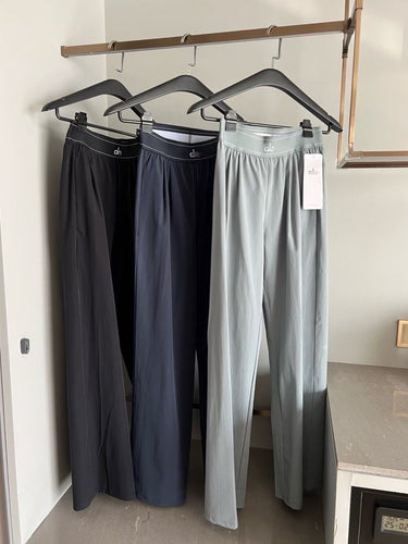 Women's wide sports trousers with elastic waistband and side pockets Chic & Stil