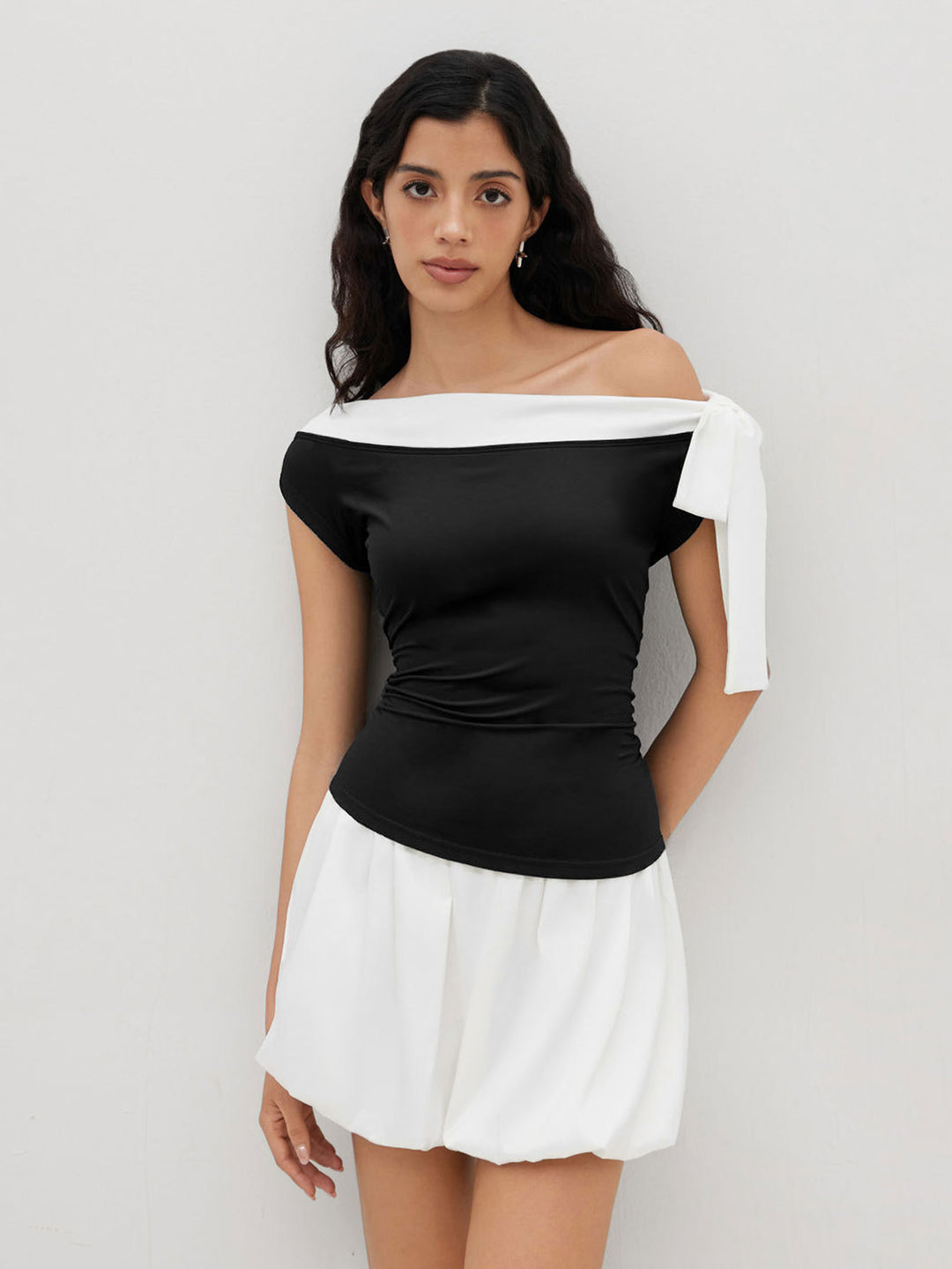Haut femme avec design épaules dénudées et fermeture nœud ludique Chic & Stil