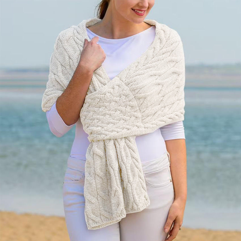 Knitted scarf for women with a modern cable pattern and versatile wearing comfort Lune London