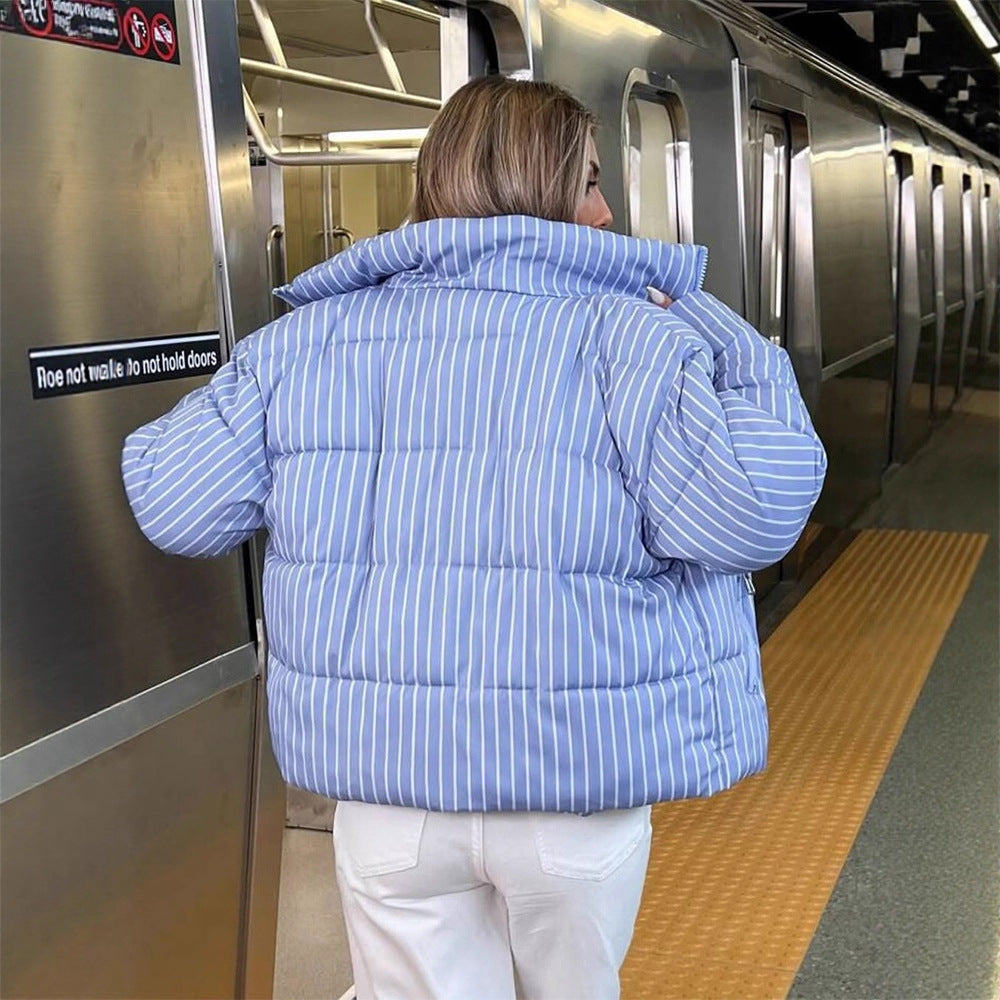 Women's short quilted jacket with high stand-up collar, vertical stripe pattern and zippered pockets Amarae