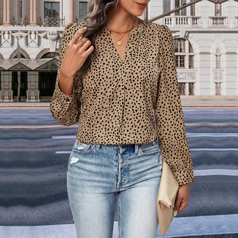 Blouse for women with an original leopard print and a modern V-neck Amarae