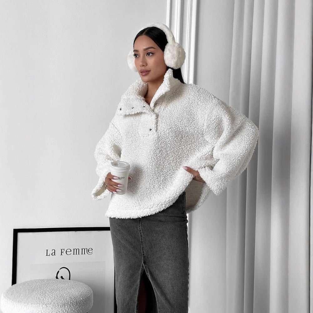 Comfortable fleece sweater for women in a chic casual style