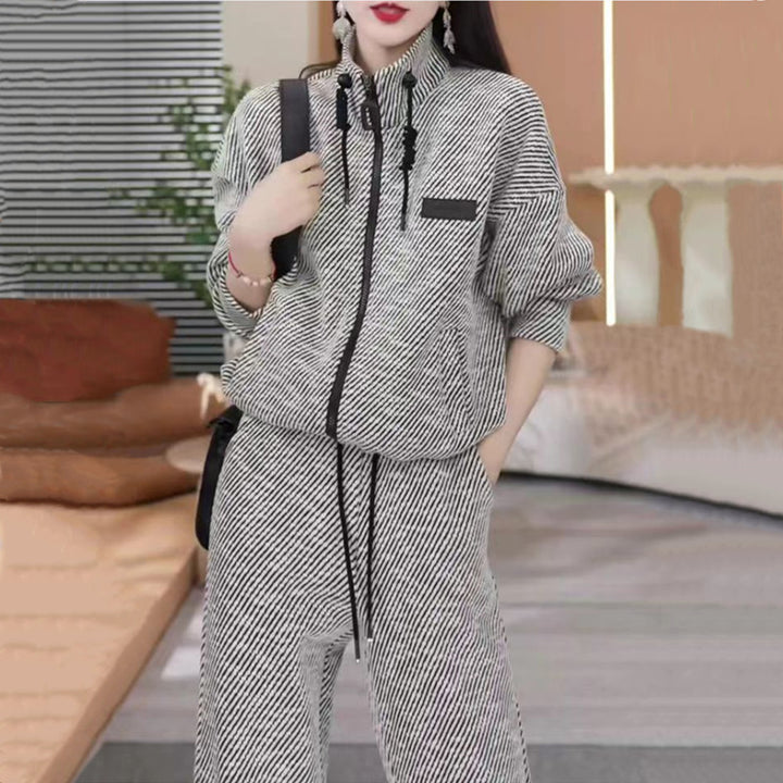 Women's cozy leisure set with practical zipper and high collar Chic & Stil