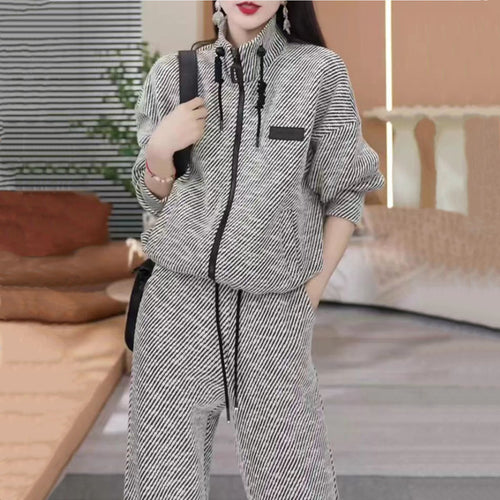 Women's cozy leisure set with practical zipper and high collar Chic & Stil